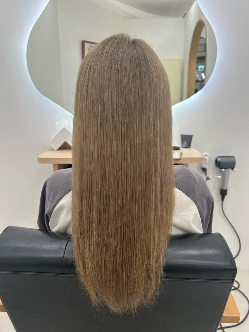ロング カラー ベージュカラー ブリーチ ミルクティーベージュ Kurumi リトル渋谷のヘアスタイル