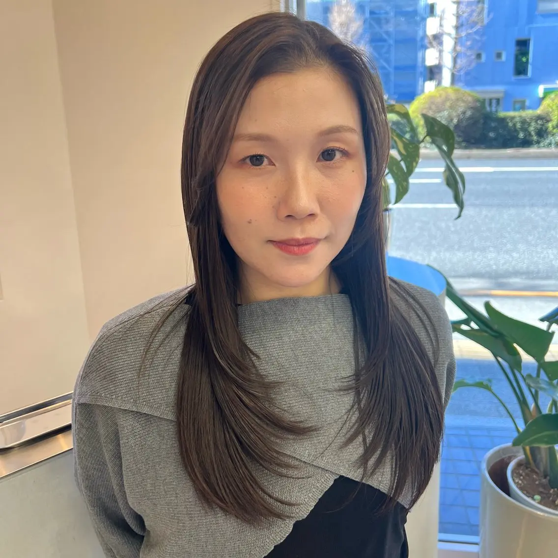ロング カラー 小森聖奈 韓国風レイヤーカットのヘアスタイル