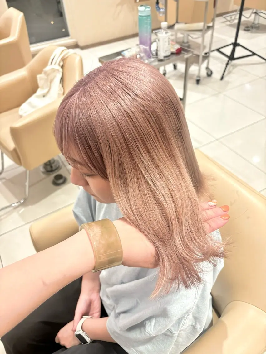 カラー ベージュカラー ブリーチ ハイトーンカラー ミルクティーベージュ ピンクカラー 高濱 ひなよのヘアスタイル