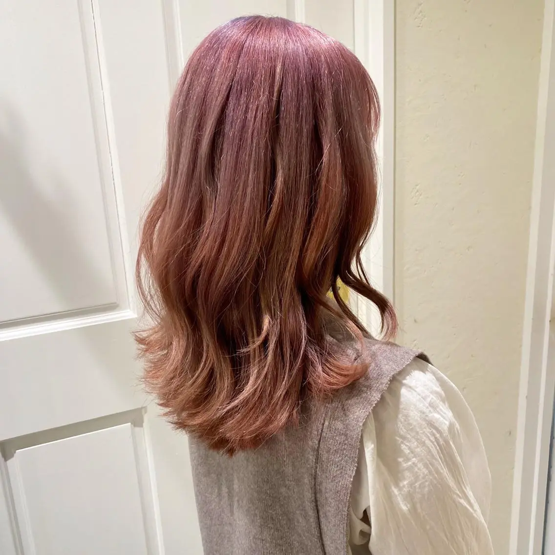 セミロング カラー 🌈ブリーチ特化🌈 MINATOのヘアスタイル