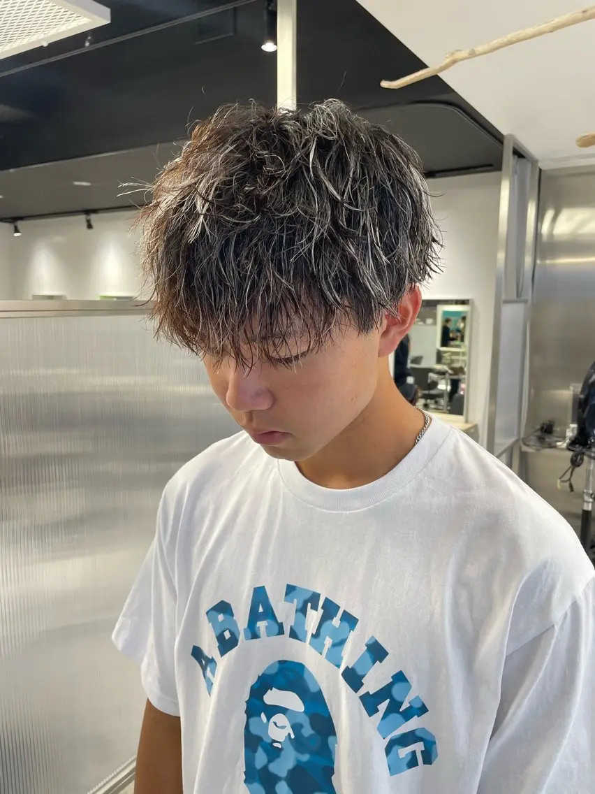 ショート カラー パーマ メンズ メンズメッシュ メンズパーマ メンズツイストパーマ 波巻きパーマ メッシュ カット ヘアカラー パーマ フェザーショート⚡️ REONのヘアスタイル