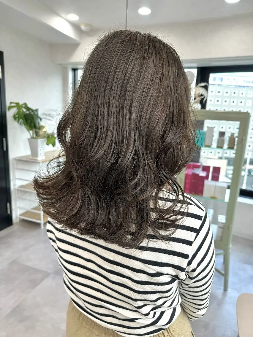セミロング ハイトーンイヤ リングカラー清水隆央のヘアスタイル