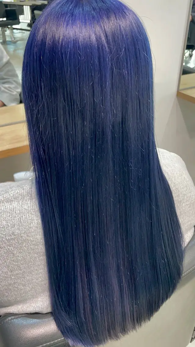 セミロング カラー ブリーチ ケアブリーチ ネイビーカラー ヘアカラー トリートメント インナーカラー 推し ブリーチ  髪質改善のヘアスタイル