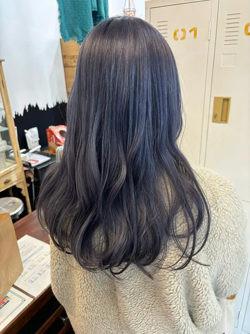 ロング カラー ラベンダーカラー シルバー LOMARLIE JURIAのヘアスタイル