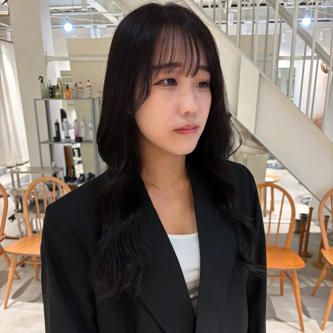 ロング カラー 黒髪 シルバー ヘアカラー 周東 芽依のヘアスタイル