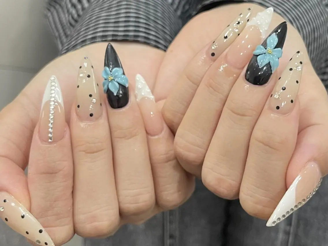 ネイル 長さ出し グラデーション 卒業式 キラキラネイル マグネットネイル NaMi Belle Nailのネイルデザイン
