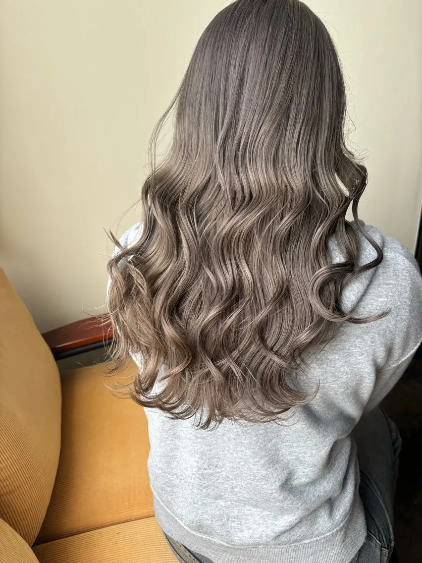 ミディアム ヘアカラー 髪質改善 ハイトーン 艶髪 川﨑 翼のヘアスタイル