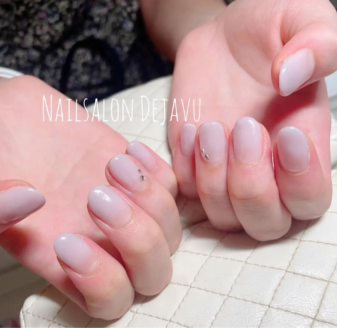 ネイル アートネイル グラデーション ストーンネイル 夏ネイル ハンドネイル Nail salon Dejavu 🌿のネイルデザイン
