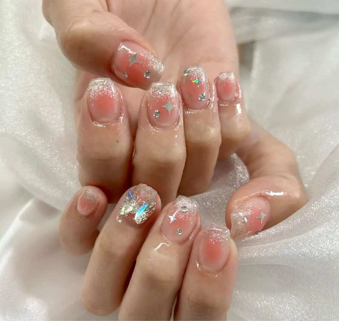 ネイル マツエク・マツパ アイブロウ ワンホンマツエク チークネイル ワンホンネイル new me"のネイルデザイン