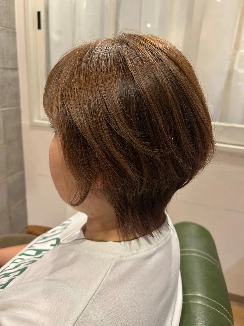ショート Hiromu: 白髪ぼかしハイライトのヘアスタイル