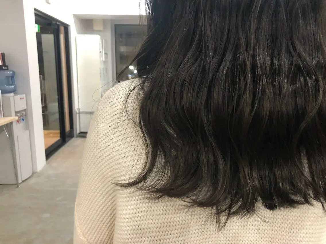 ロング カラー ダークグレー 都築 菜美のヘアスタイル