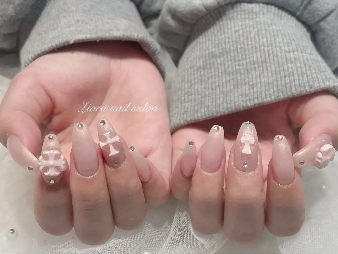 ネイル フレンチネイル ジェルネイル ガーリー グラデーション キラキラネイル ハンドネイル JUN Lioraネイルのネイルデザイン