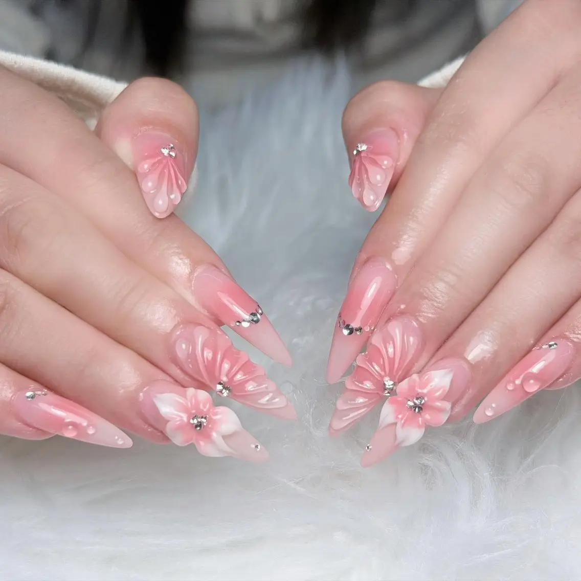 ネイル ガーリー キラキラネイル 韓国ネイル ロングネイル シンプルネイル ハンドネイル Genie Mika Nailsのネイルデザイン
