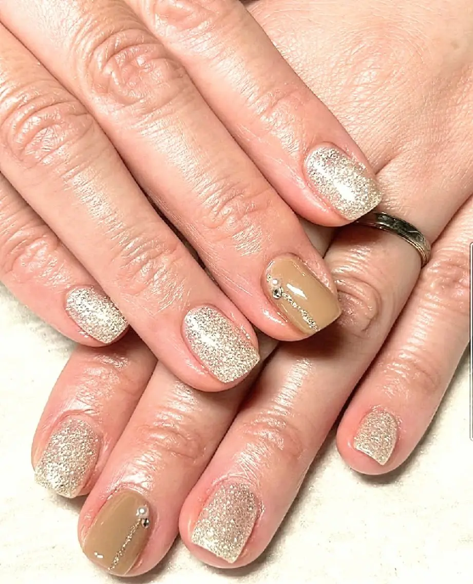 ネイル ゴールド キラキラネイル ラメ(グリッター) シンプルネイル 夏ネイル JULIE NAILのネイルデザイン