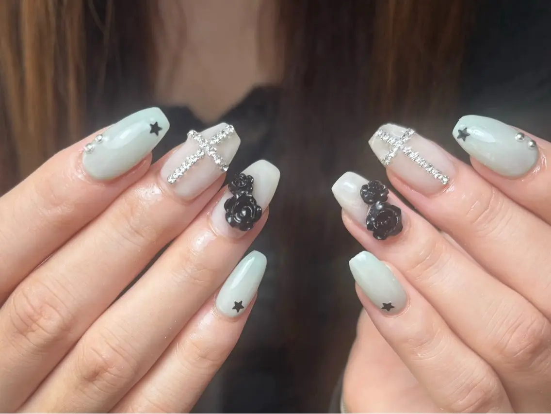 ネイル グリーン キラキラネイル ワンホンネイル ハンドネイル D.d nail Rina✨のネイルデザイン