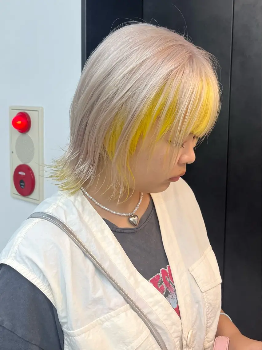 ミディアム イツク ⚡️ ルーツ/ハイトーンのヘアスタイル
