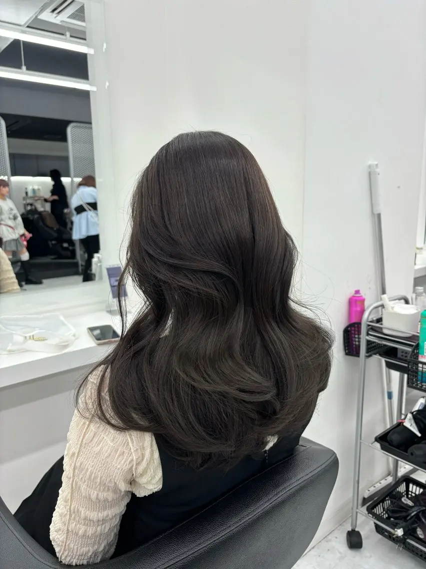 ミディアム カラー 抜け感レイヤー︴ ニュアンスカラーのヘアスタイル