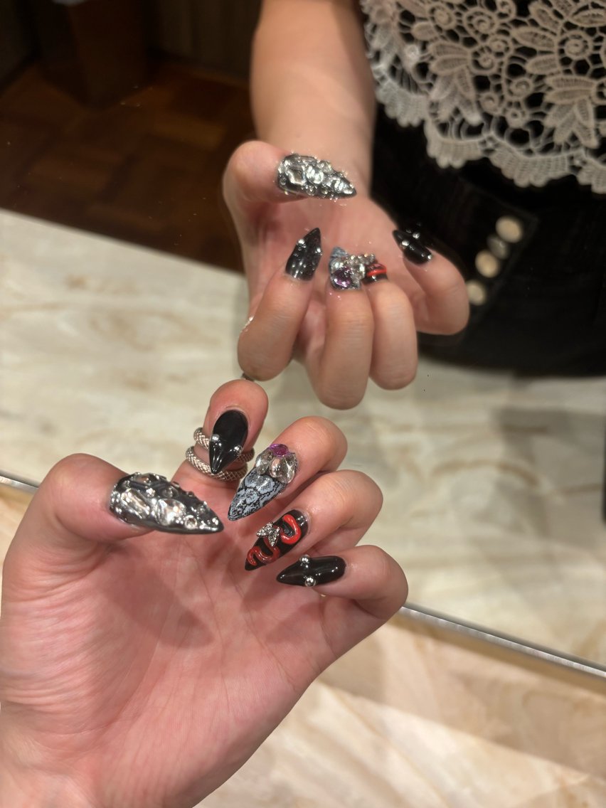 ネイル ハンドネイル Be Rac 🖤🐍🦋🥀のネイルデザイン