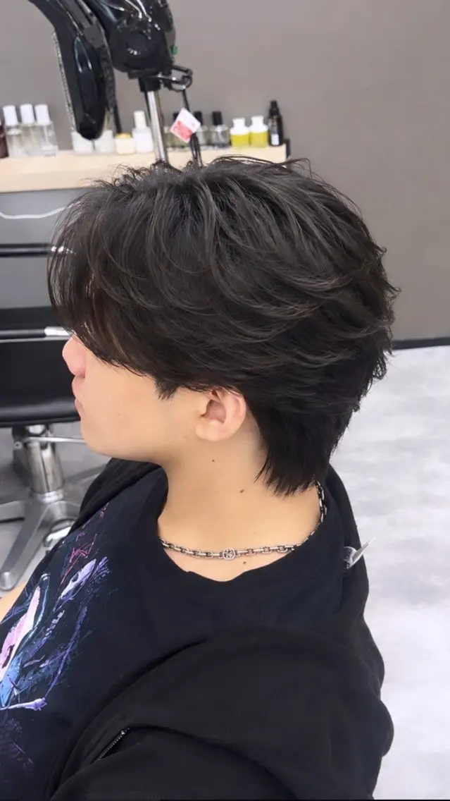 ミディアム パーマ メンズ ミディアムパーマ フェザーパーマ メンズパーマ カット ユーリ メンズパーマ/カラーのヘアスタイル