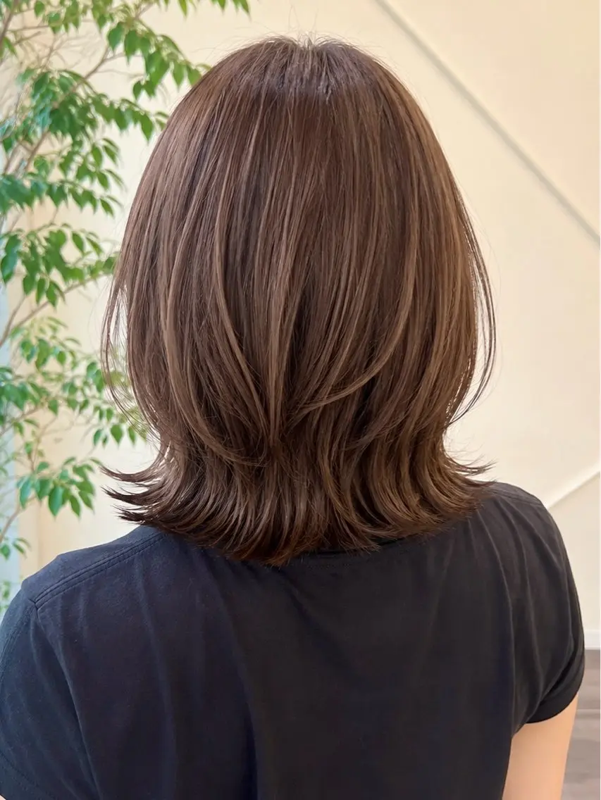 ミディアム カラー ミディアムレイヤー アッシュ アッシュブラウン ブラウンカラー くびれヘア カット ヘアカラー トリートメント 角岡 真帆/ボブ/髪質改善のヘアスタイル