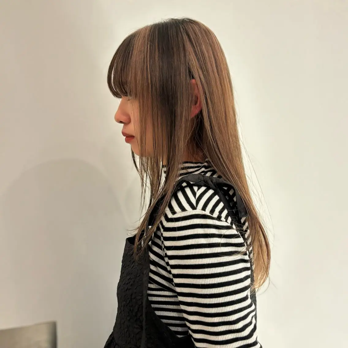 カラー ベージュカラー ブラウンカラー ダークブラウン デザインカラー 的場 莉音のヘアスタイル