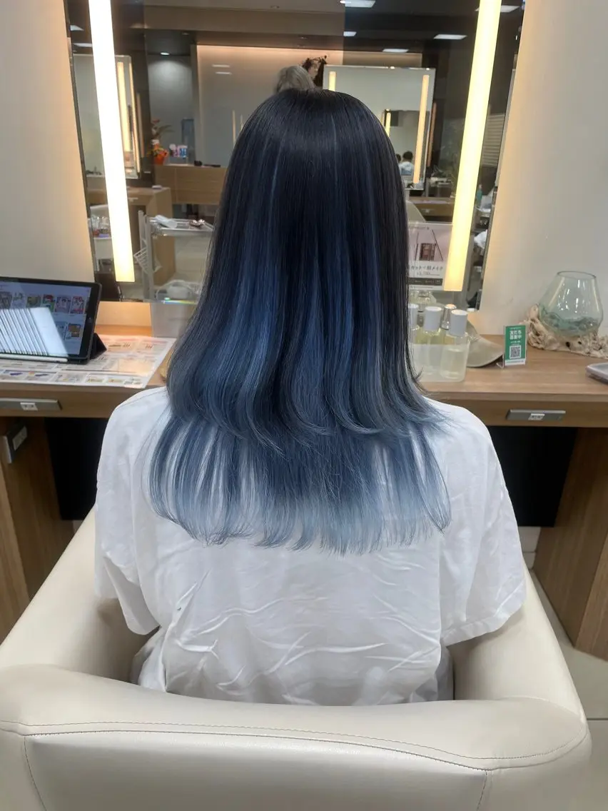 セミロング カラー 黒髪 ブルーカラー ブルーブラック デザインカラー ヘアカラー トリートメント ハイトーン/レイヤー 似合わせ・ユキノのヘアスタイル