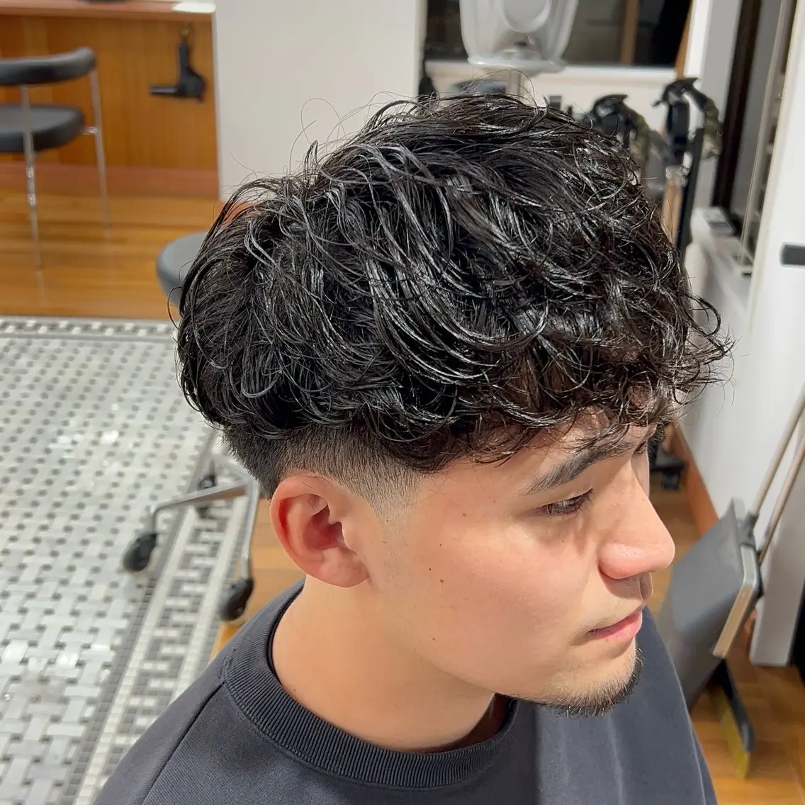 ショート パーマ メンズ フェードカット スペインカール カット パーマ メンズカット✂️ スキンフェード伊藤陸のヘアスタイル