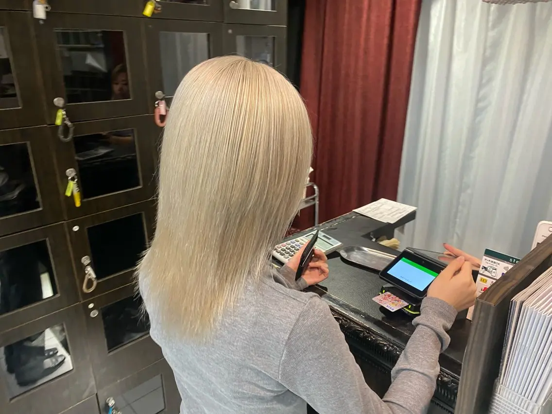 ロング カラー 黒髪 ブリーチ ブロンド シルバー ヘアカラー トリートメント グレージュ達人/赤み 消し/ブリーチ/岩崎のヘアスタイル