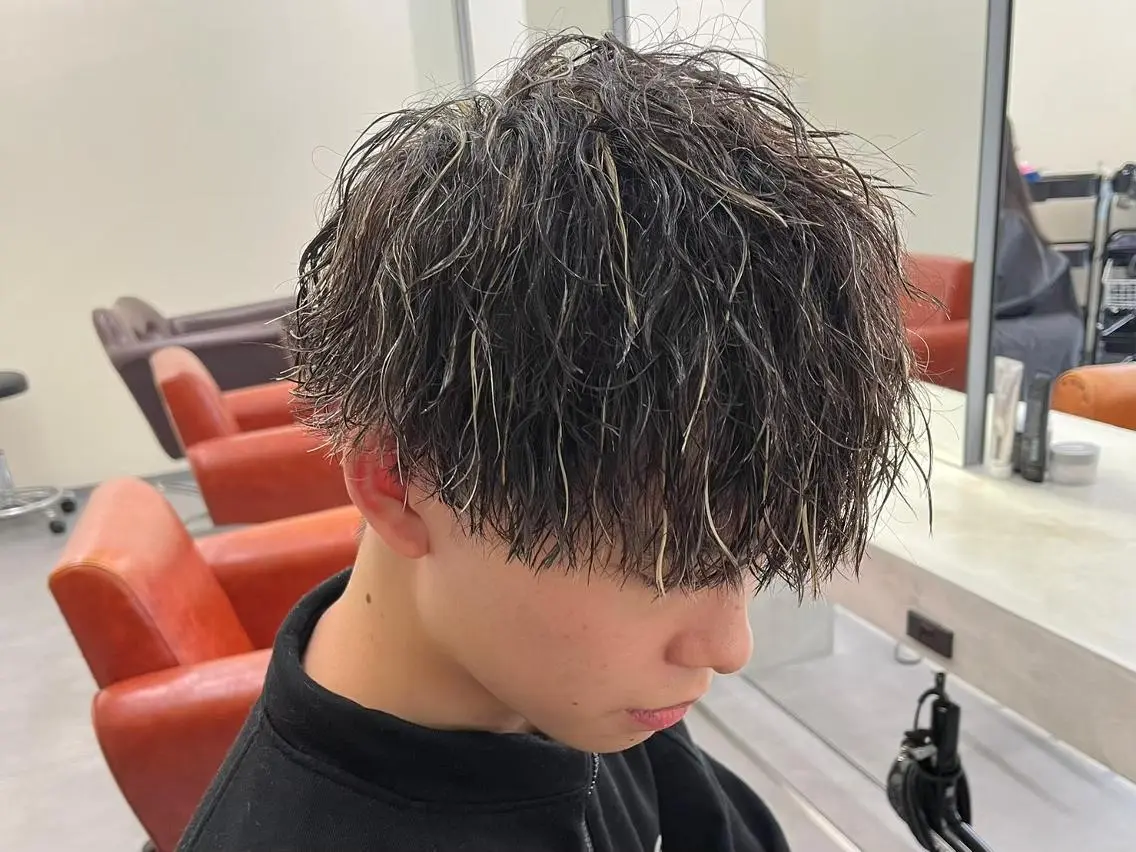 メンズ パーマ センターパート フェザーパーマ メンズパーマ ニュアンスパーマ FOCUSJAPAN MENS SALONのヘアスタイル