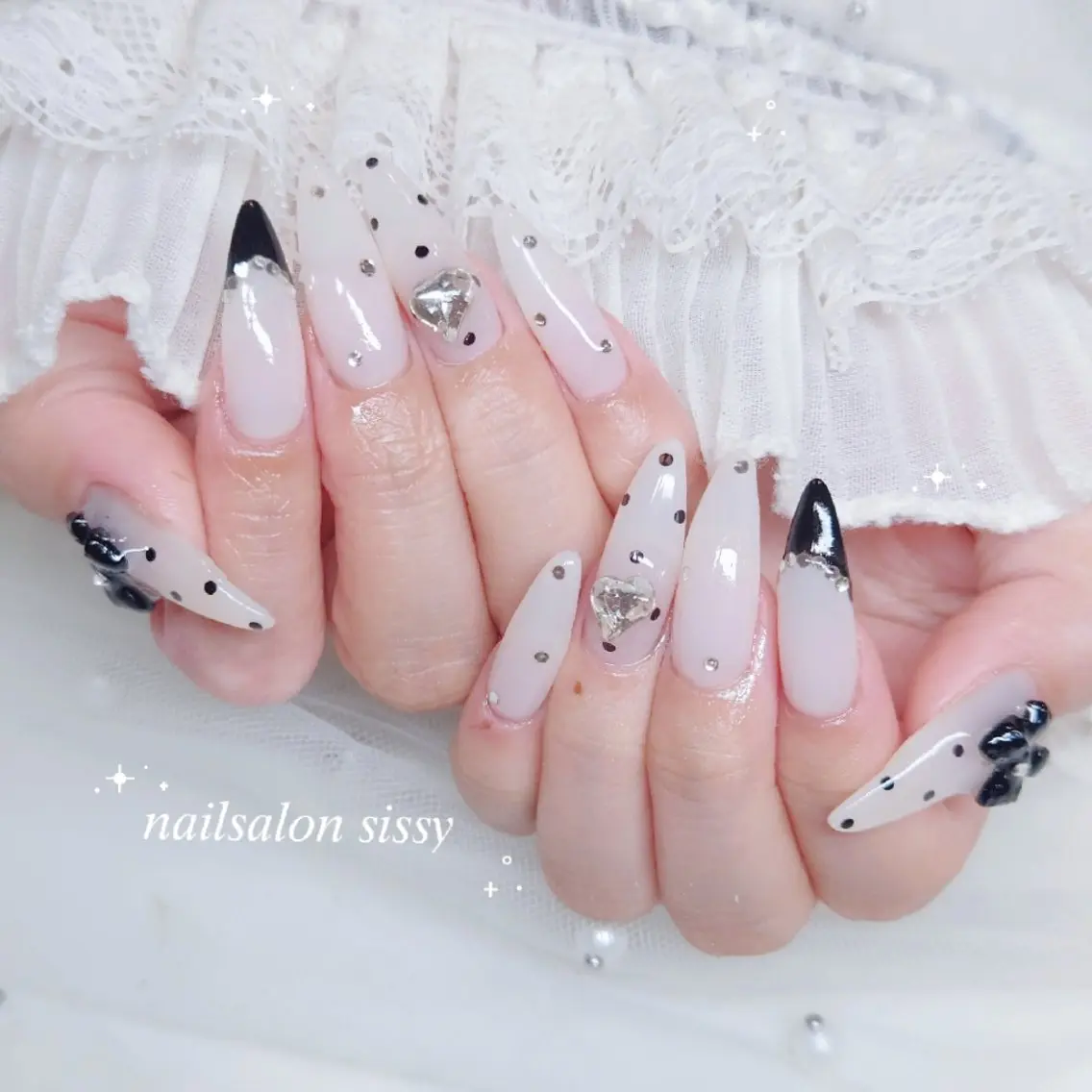 ネイル ドット フレンチネイル ガーリー ハンドネイル sissy hatsuneのネイルデザイン