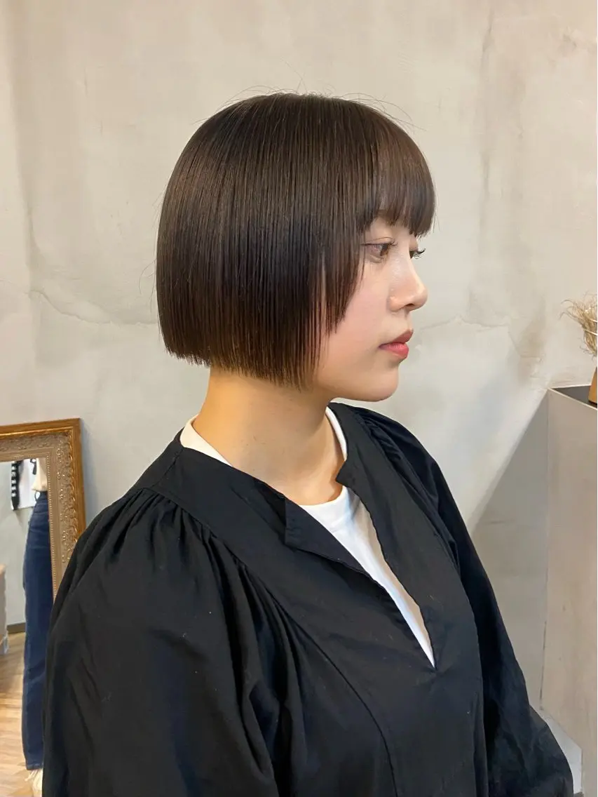 ショート 前下がりボブ ボブ カット トリートメント mana/ブリーチ なし/ベージュ/暖色のヘアスタイル