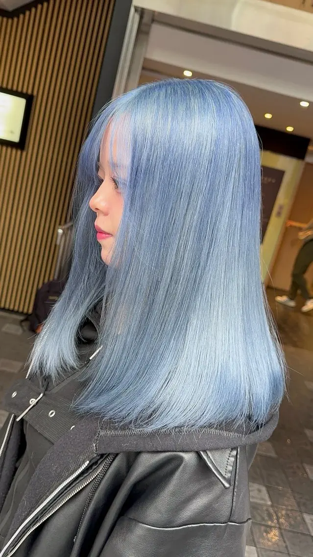 ミディアム カラー ヘアアレンジ ブルーカラー ヘアカラー ホワイトカラー/ ピンクベージュにったのヘアスタイル