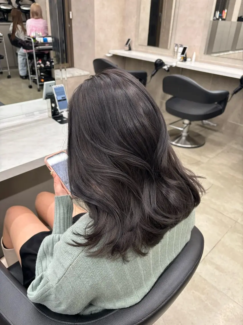 セミロング カラー 抜け感レイヤー︴ ニュアンスカラーのヘアスタイル