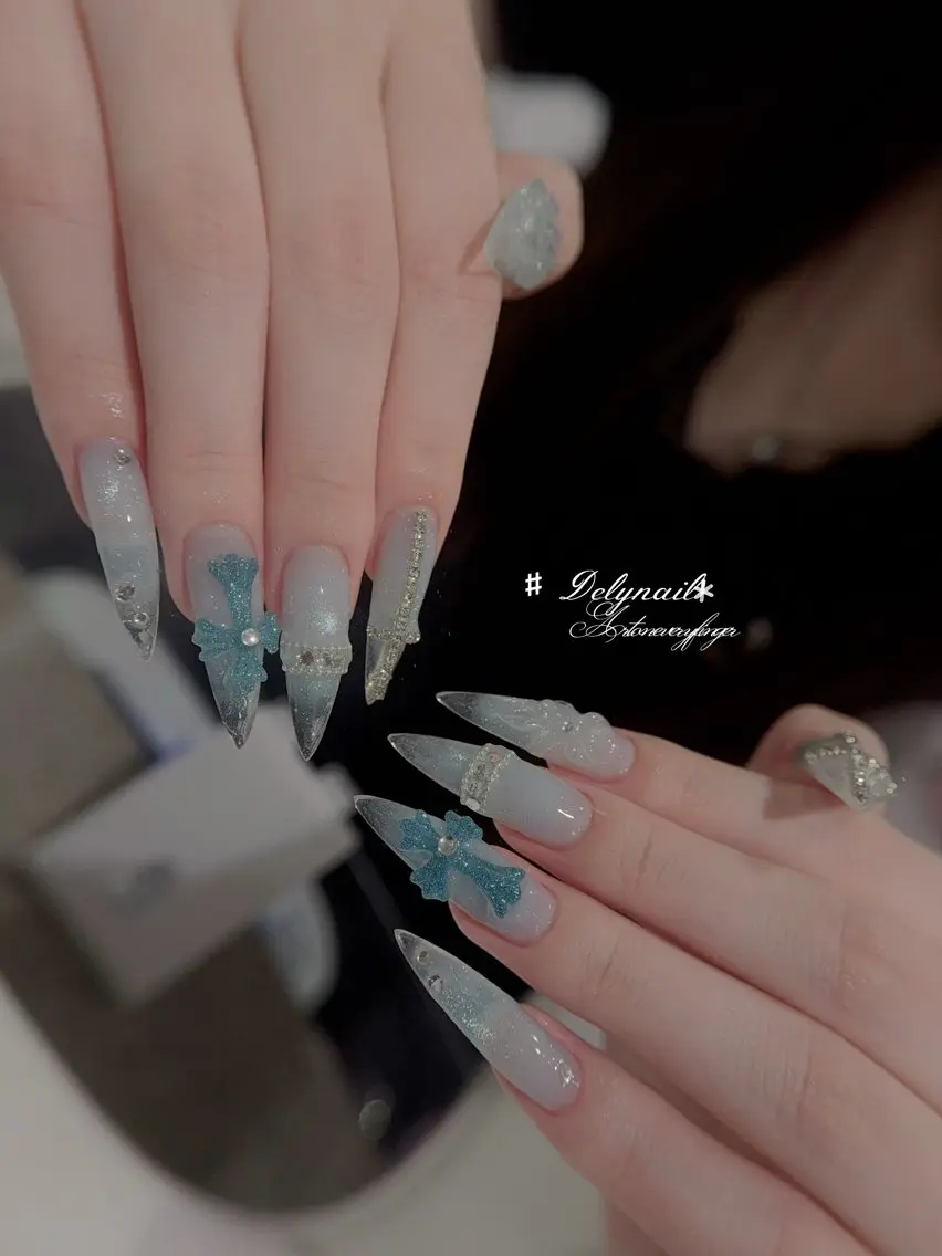ネイル ブルー 長さ出し キラキラネイル 韓国ネイル ロングネイル ハンドネイル Dely Nailのネイルデザイン