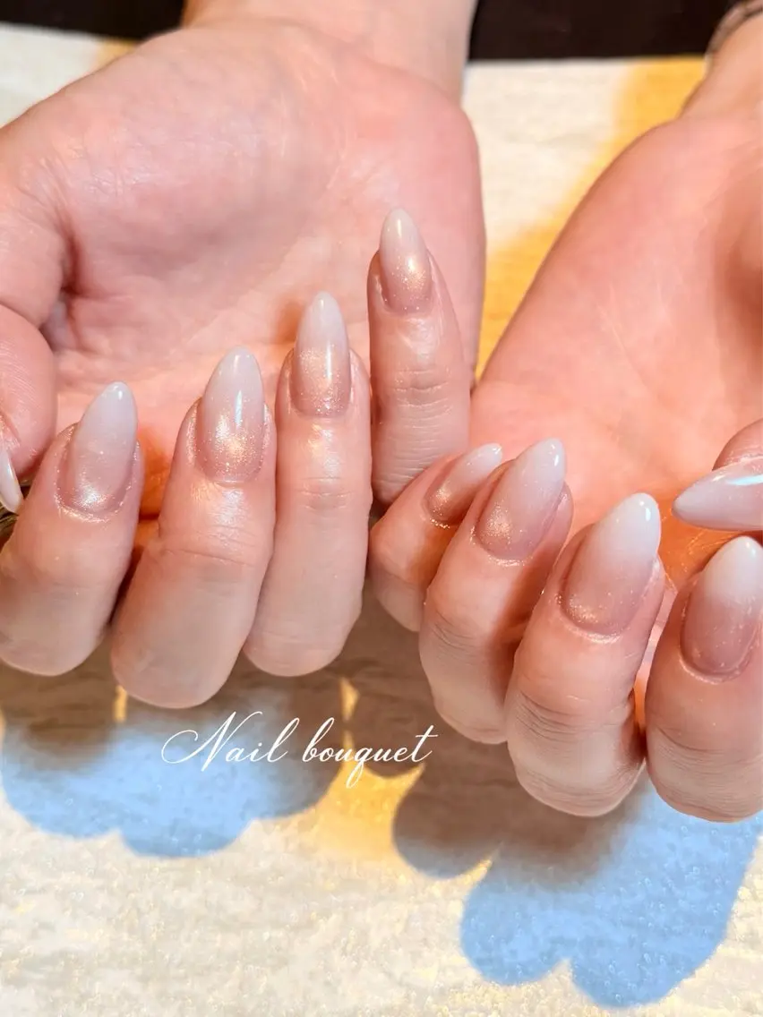 ネイル カジュアル ドット フラワーネイル フレンチネイル キラキラネイル ハンドネイル Nail bouquetのネイルデザイン