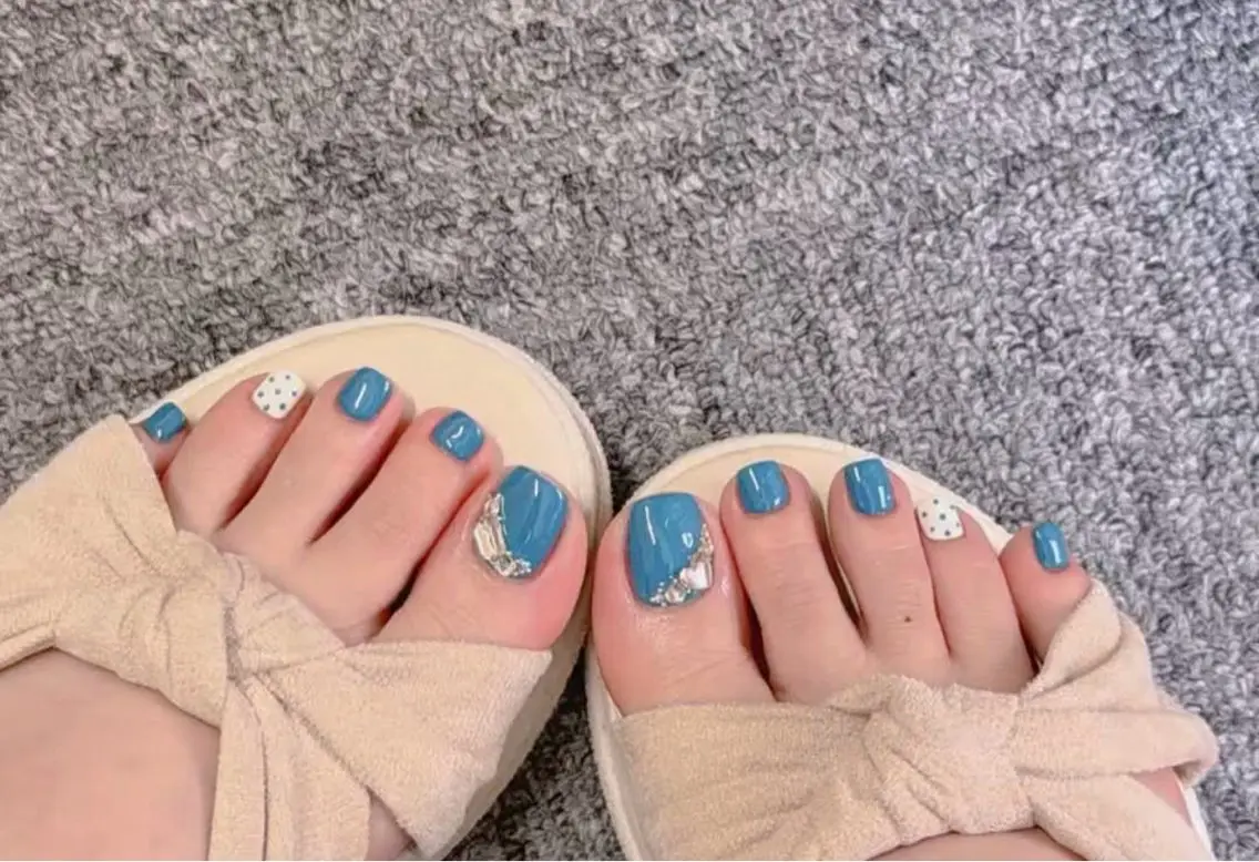 フットネイルやり放題👣✨ お好きなデザインをお楽しみいただけます😊カラー変更・パーツ追加もご相談ください💅の写真