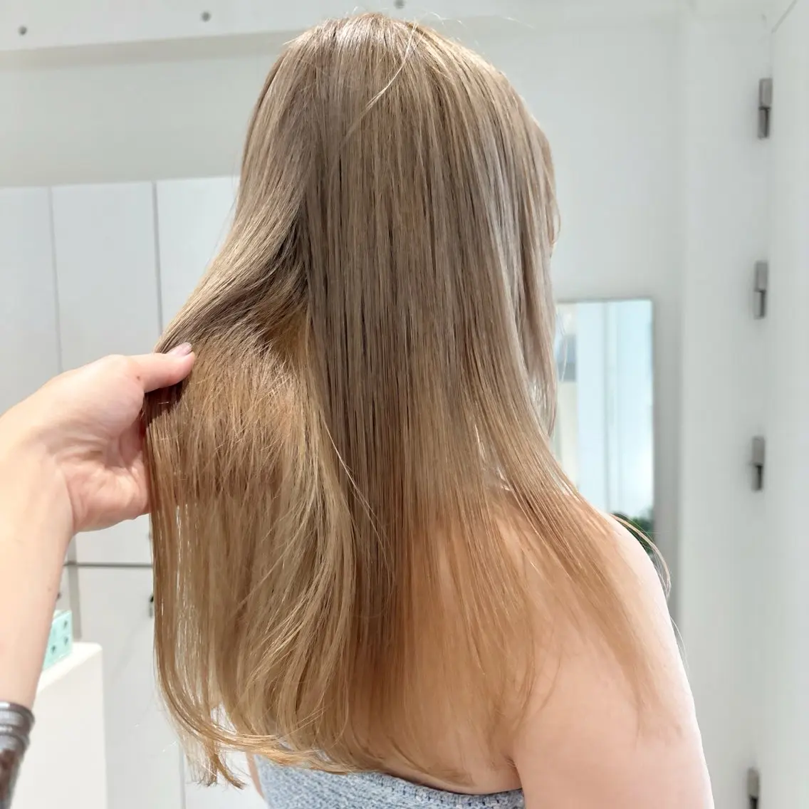 セミロング カラー ベージュカラー ブリーチ ブロンド ハイトーンカラー ミルクティーベージュ ヘアカラー トリートメント ヘッドスパ ヘアセット カジュアルを女っぽく 𝗮𝘆𝗮𝗰𝗼のヘアスタイル