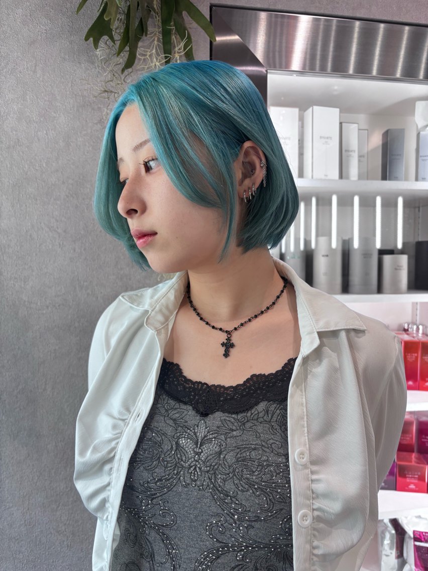ミディアム カラー ヘアアレンジ 切りっぱなしボブ ブリーチ デザインカラー ダブルカラー イヤリングカラー ハンドネイル color.nail 🫧ionaのネイルデザイン