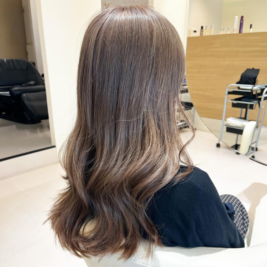 ロング アッシュ アッシュグレー アッシュグレージュ カット ヘアカラー トリートメント 村岡春陽💙ブリーチ カラー/推しカラーのヘアスタイル