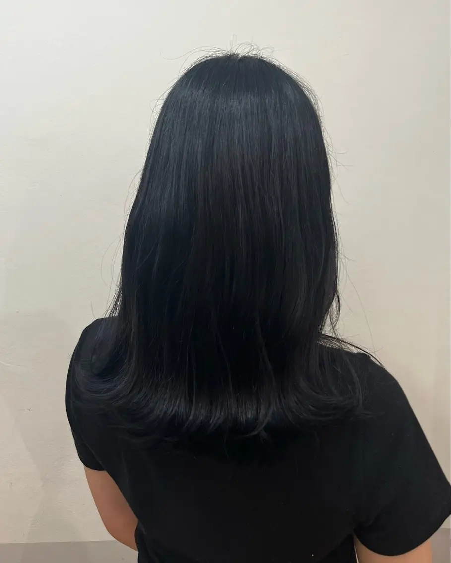 セミロング カラー 黒髪 ブリーチ ブルーカラー ブルーブラック 透明感カラー ヘアカラー トリートメント sayuri /大阪・心斎橋美容師のヘアスタイル