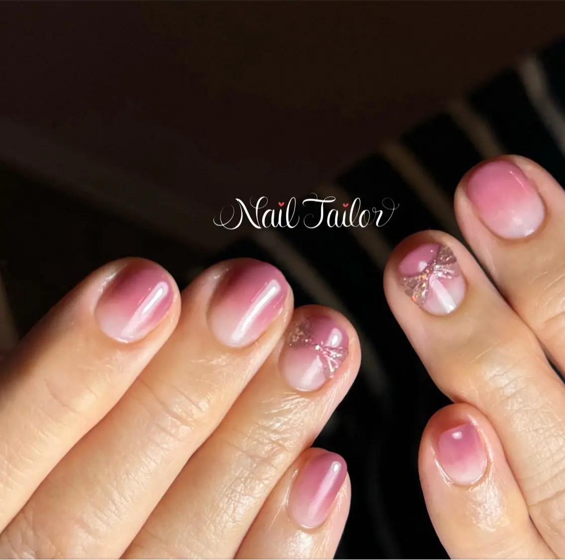 ネイル グラデーション キラキラネイル オフィスネイル ピンク ぷっくりネイル ハンドネイル NailTailor ネイルテイラーのネイルデザイン