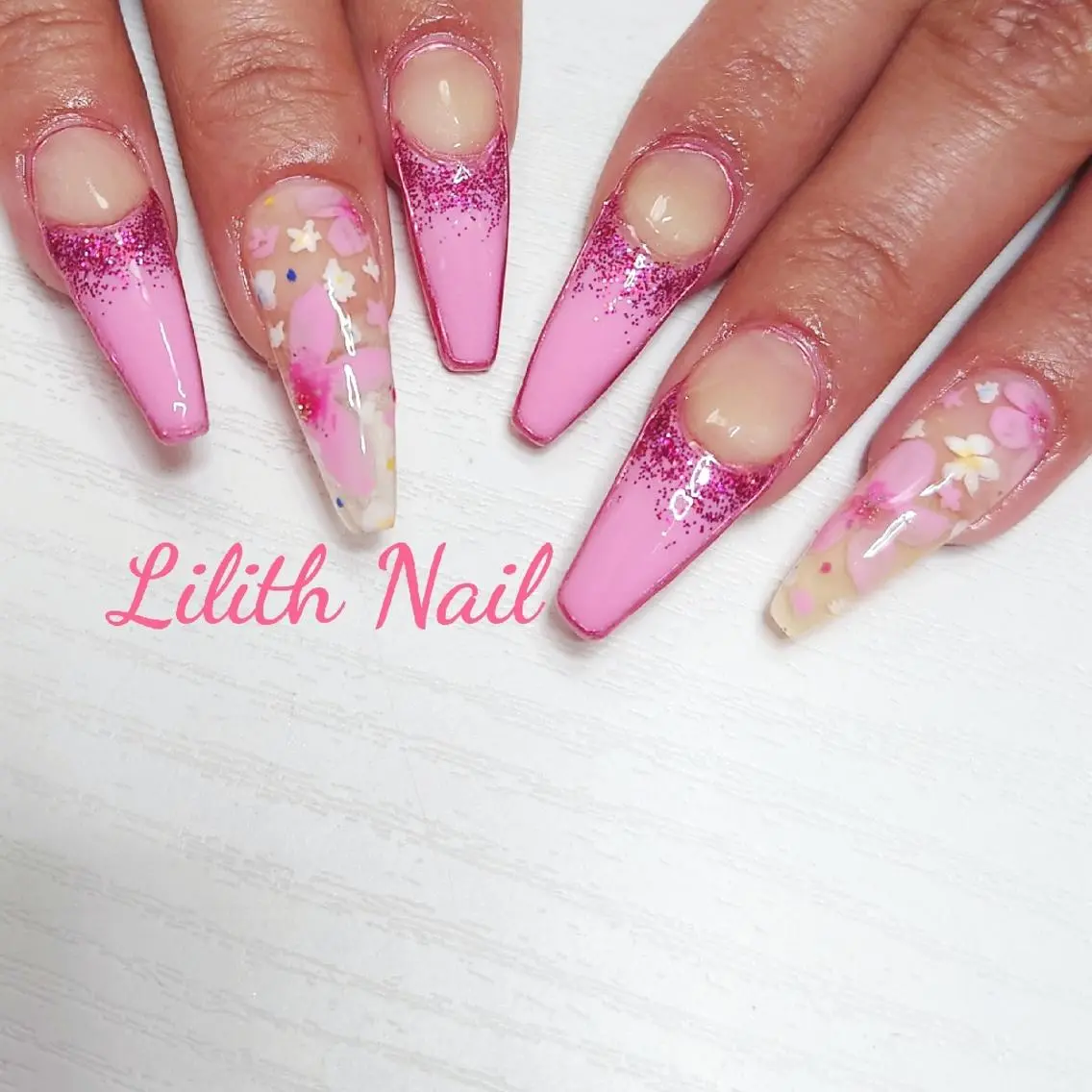 ネイル 桜ネイル フレンチネイル ラメ(グリッター) ピンク 春ネイル ハンドネイル Lilith Nailのネイルデザイン