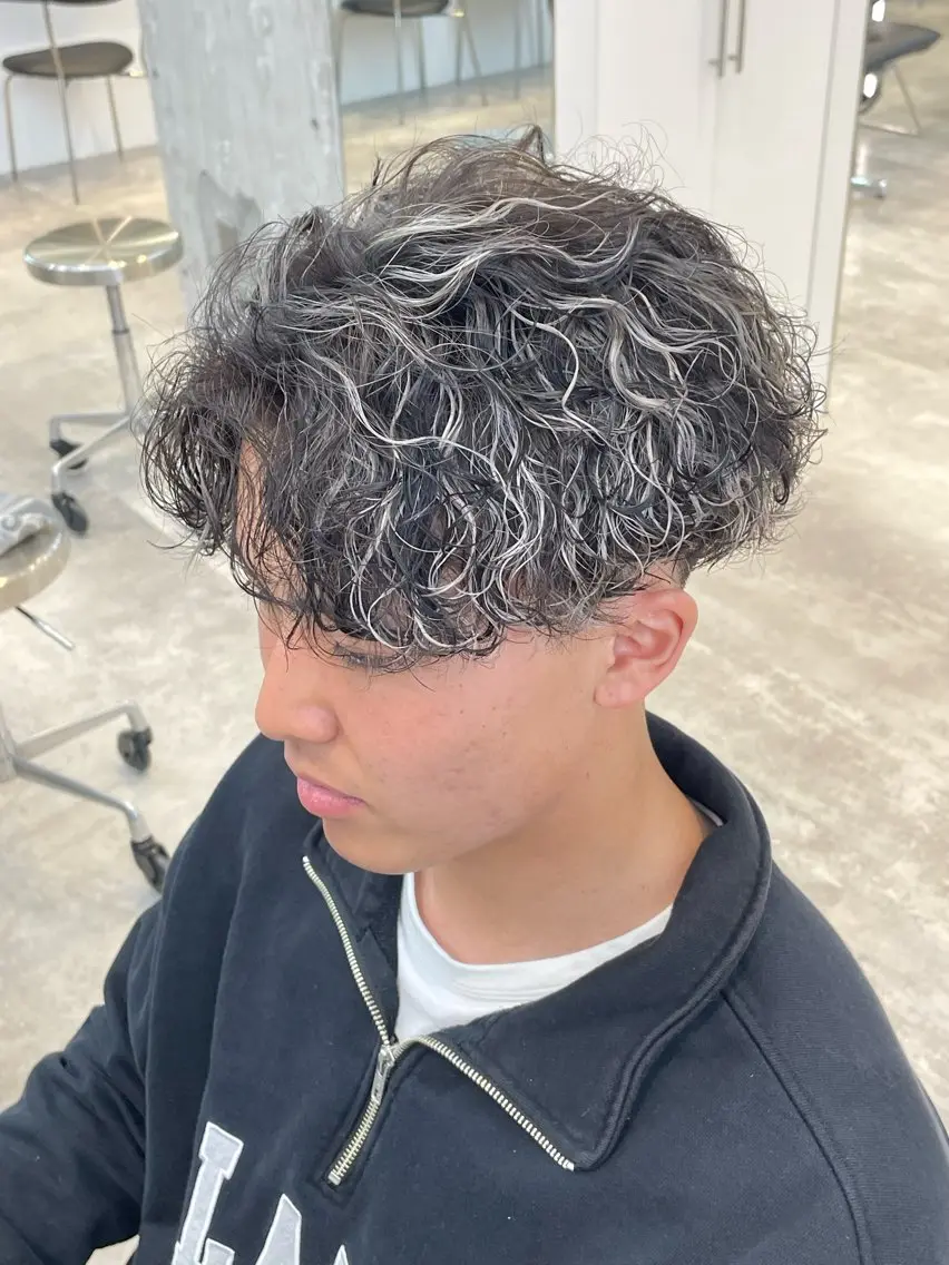 カラー パーマ メンズ メンズハイライト メンズパーマ 波巻きパーマ ハイライトカラー スパイラルパーマ カット ヘアカラー パーマ fifth 武正 琉生のヘアスタイル
