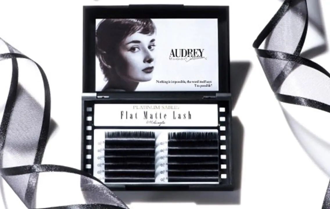 《AUDREY Collection》フラットマットラッシュ80本　￥4500の写真