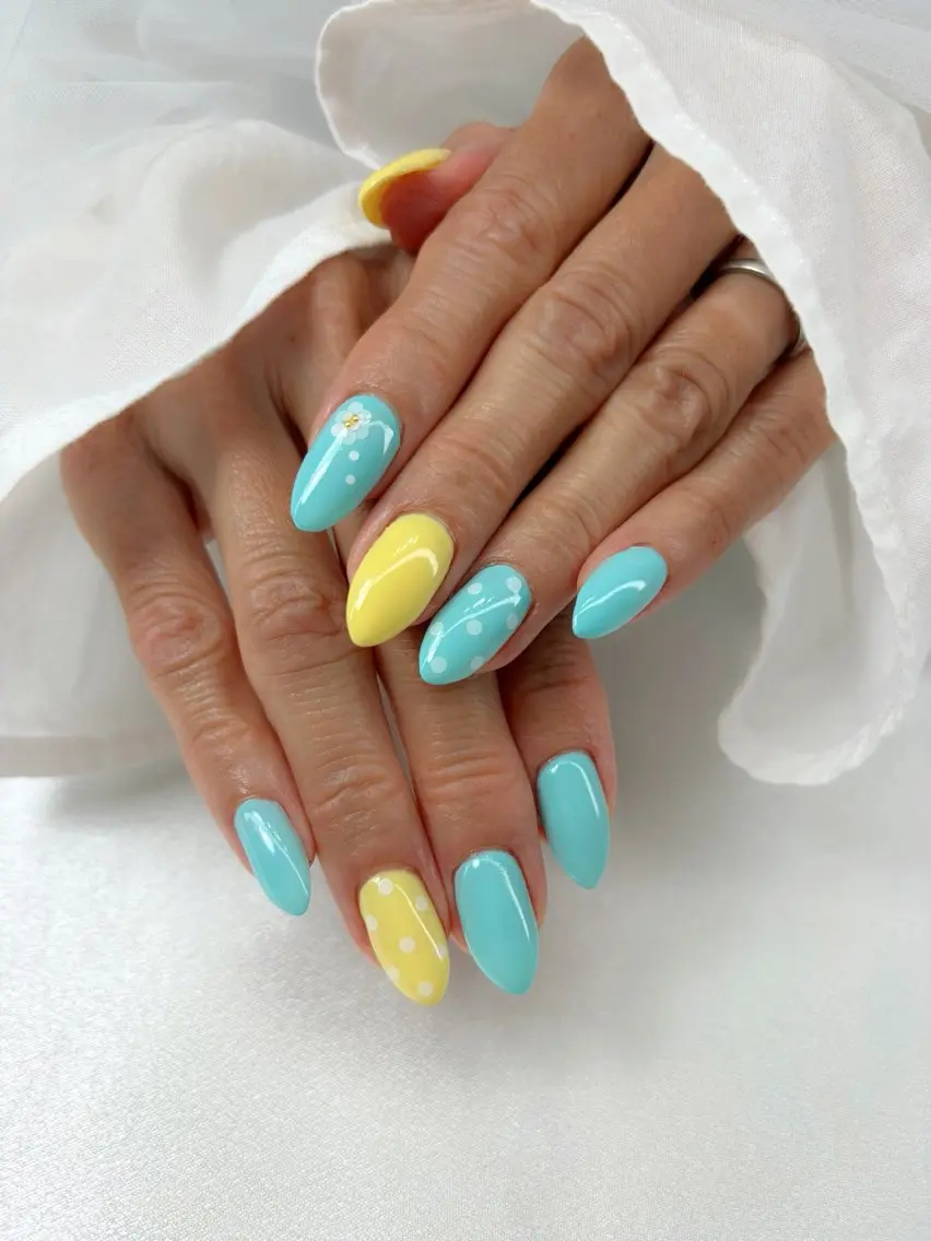 ネイル ドット 水色 夏ネイル 黄色 ハンドネイル iro+ nailのネイルデザイン