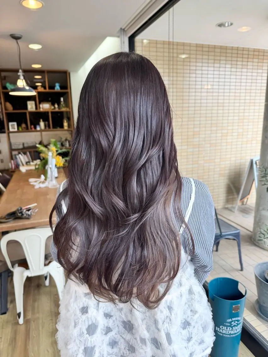 ロング カラー アッシュ ベージュカラー ラベンダーカラー ラベンダーアッシュ ヘアカラー トリートメント ツキダテ ユイのヘアスタイル