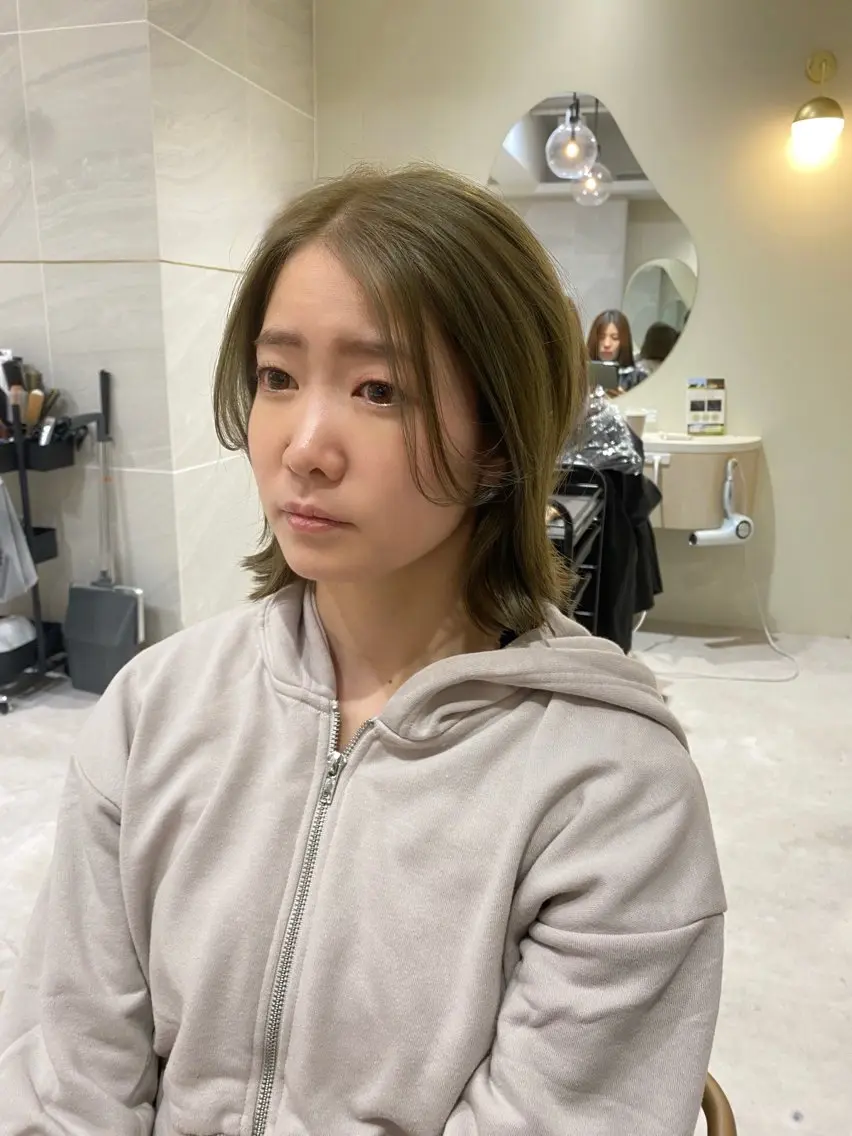 ショート カラー ブリーチ ダブルカラー グレージュ カーキグレージュ ブリーチなしカラー カット ヘアカラー 透明感カラー🌿 グレージュ🐺陽介のヘアスタイル
