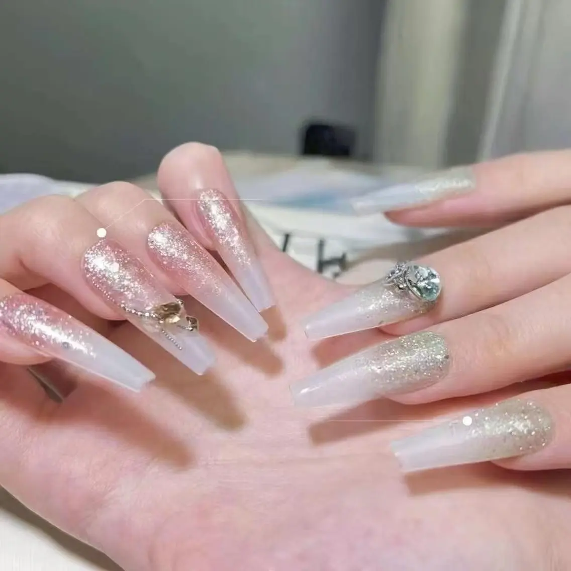 【HAND】ins話題！淡い色☆大変艶々フラッシュorラメグラの写真