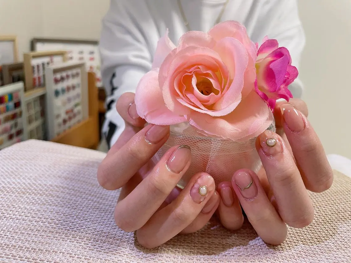 ネイル ゴールド ピンク ぷっくりネイル 絢佳 nailのネイルデザイン