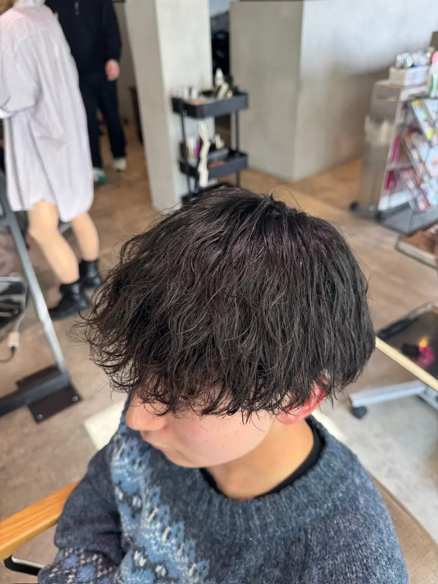ミディアム パーマ メンズ ミディアムパーマ メンズパーマ 波巻きパーマ メンズパーマ特化/ むらたのヘアスタイル